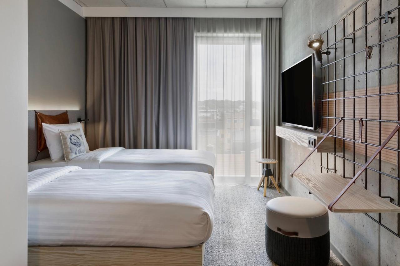 Moxy Center Hotel